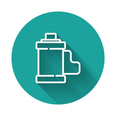 Beyaz çizgi kamerası eski film rulo kartuş ikonu uzun gölgeli izole edilmiş. 35 mm 'lik film kutusu. Film şeridi fotoğrafçı ekipmanı. Yeşil daire düğmesi. Vektör