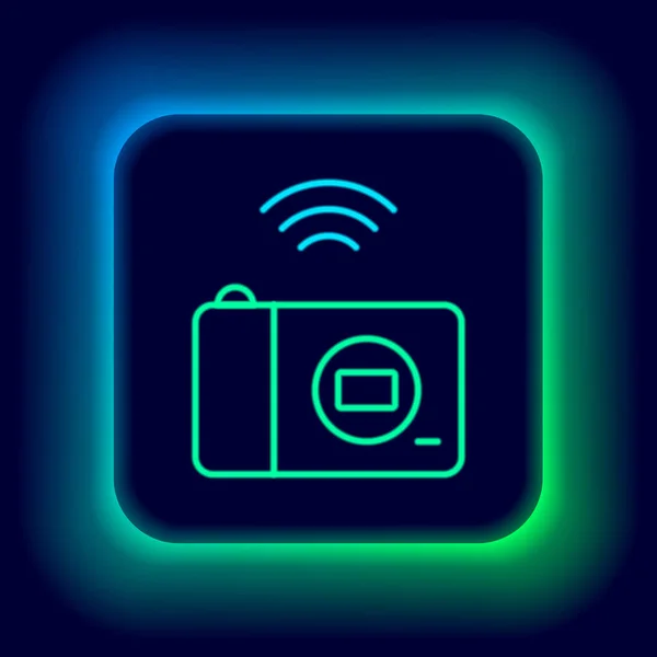Gloeiende neon lijn Smart fotocamera systeem pictogram geïsoleerd op zwarte achtergrond. Internet of things concept met draadloze verbinding. Kleurrijk concept. Vector — Stockvector