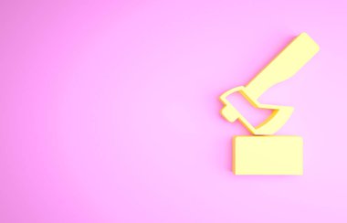 Sarı tahta balta ikonu pembe arka planda izole edilmiş. Oduncu baltası. Minimalizm kavramı. 3d illüstrasyon 3B canlandırma