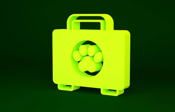 Знак желтой аптечки для домашних животных выделен на зеленом фоне. Отпечаток лапы собаки или кошки. Клиническая коробка. Концепция минимализма. 3D-рендеринг — стоковое фото