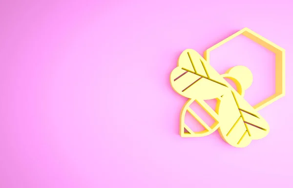 Abeja amarilla y panal icono aislado sobre fondo rosa. Células. Abeja o ábside con alas símbolo. Insecto volador. Dulce comida natural. Concepto minimalista. 3D ilustración 3D render —  Fotos de Stock