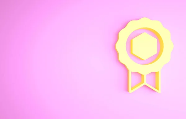 Желтый значок премии Honey выделен на розовом фоне. Медальон. Концепция минимализма. 3D-рендеринг — стоковое фото