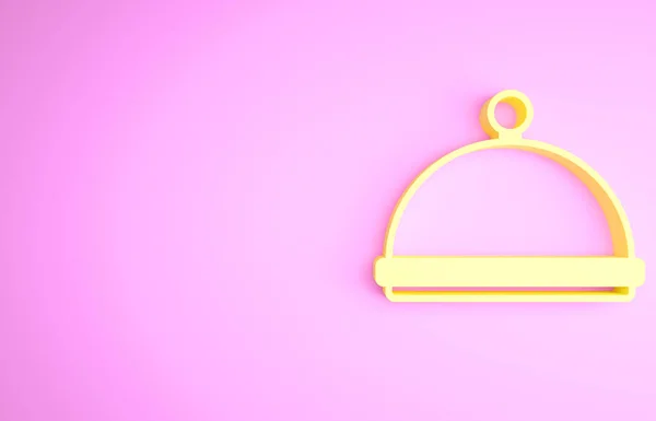 Sárga borított tálca élelmiszer ikon izolált rózsaszín alapon. Tálcát és fedelet. Éttermi bohóc fedéllel. Konyhai eszköz szimbólum. Minimalizmus koncepció. 3d illusztráció 3D render — Stock Fotó