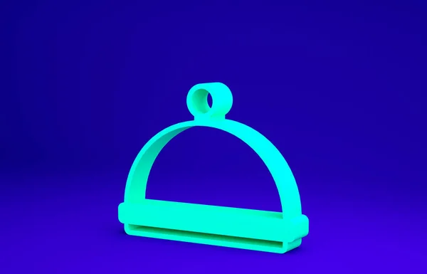 Verde Cubierto con una bandeja de alimentos icono aislado sobre fondo azul. Bandeja y letrero de tapa. Restaurante cloche con tapa. Símbolo de utensilios de cocina. Concepto minimalista. 3D ilustración 3D render — Foto de Stock