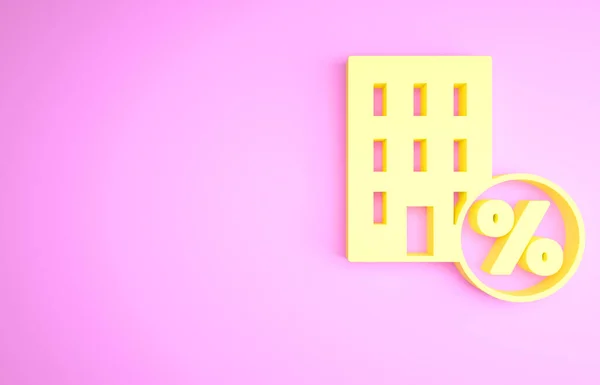 Желтый дом со значком ценника, выделенным на розовом фоне. Дом недвижимости. Символ процента кредита. Концепция минимализма. 3D-рендеринг — стоковое фото