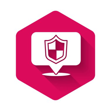 Beyaz Konum kalkanı simgesi uzun gölgeli izole edildi. Sigorta konsepti. Gardiyan. Güvenlik, güvenlik, koruma, gizlilik kavramı. Pembe altıgen düğmesi. Vektör.