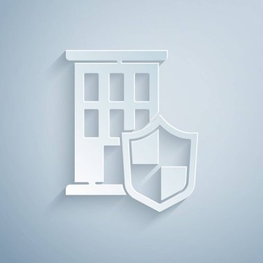 Kağıt kesiği, gri arkaplanda kalkan simgesi olan bir ev. Sigorta konsepti. Güvenlik, güvenlik, koruma, konsept koruma. Kağıt sanatı tarzı. Vektör.