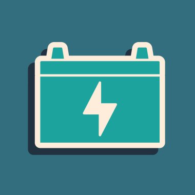 Yeşil Aracın pil simgesi yeşil arkaplanda izole edildi. Akümülatör bataryası enerji ve elektrik akümülatörü bataryası. Uzun gölge tarzı. Vektör