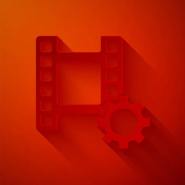 Papiergeschnittenes Play Video Icon isoliert auf rotem Hintergrund. Filmstreifenschild. Papierkunst. Vektor — Stockvektor