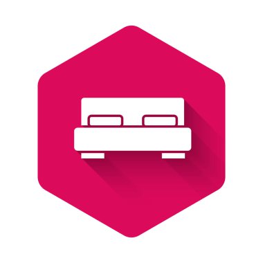 İki kişilik beyaz büyük yatak ya da uzun gölgeli bir ikon. Pembe altıgen düğmesi. Vektör
