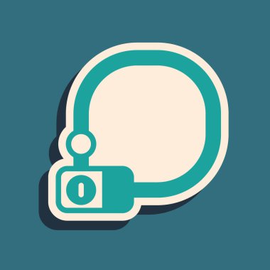 Yeşil bisiklet kilidi, yeşil arka planda izole edilmiş sanayi simgesi. Uzun gölge tarzı. Vektör