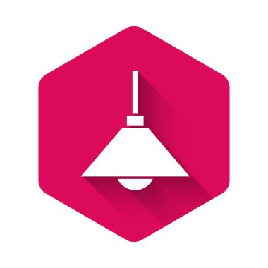 Beyaz Lamba asılı ikonu uzun gölge arkaplan izole. Tavan lambası ampulü. Pembe altıgen düğmesi. Vektör