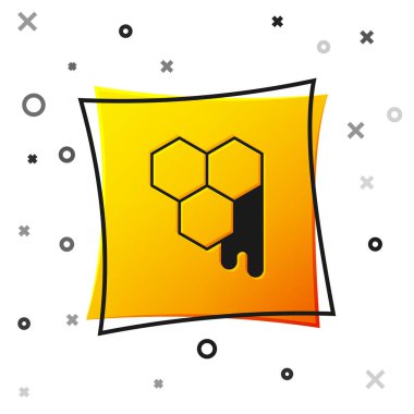 Beyaz arkaplanda siyah bal peteği simgesi izole edildi. Bal hücrelerinin sembolü. Tatlı doğal yemek. Sarı kare düğme. Vektör