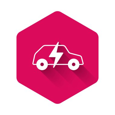 Beyaz elektrikli araba ve elektrik kablosu şarj ikonu uzun gölge arkaplan izole. Yenilenebilir ekolojik teknolojiler. Pembe altıgen düğmesi. Vektör