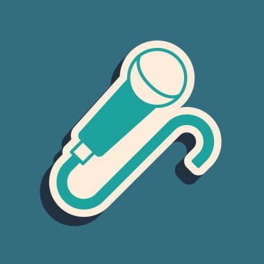 Yeşil mikrofon simgesi yeşil arkaplanda izole edildi. Radyodaki mikrofondan. Sözcü işareti. Uzun gölge tarzı. Vektör