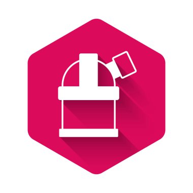 Beyaz Astronomik Gözlemevi ikonu uzun gölgeli arka planda izole edilmiş. Teleskoplu bir gözlemevi. Bilimsel kurum. Pembe altıgen düğmesi. Vektör