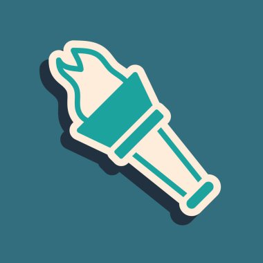 Yeşil Fener Alevi simgesi yeşil arkaplanda izole edildi. Sembol ateşi sıcak, alev gücü, alev ve ısı. Uzun gölge tarzı. Vektör