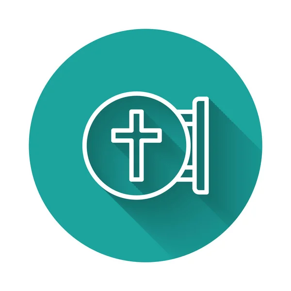 Ligne blanche icône croix chrétienne isolé avec un fond d'ombre longue. Croix d'église. Bouton rond vert. Vecteur — Image vectorielle