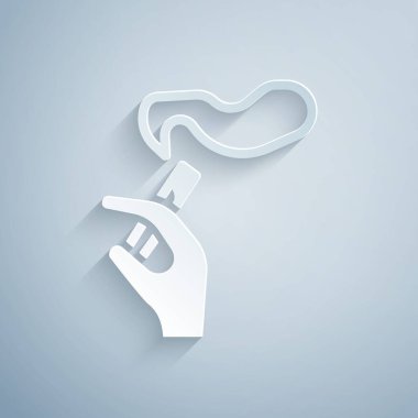 Gri arka planda sigara ikonu olan kağıt kesiği El. Tütün tabelası. Kağıt sanatı tarzı. Vektör