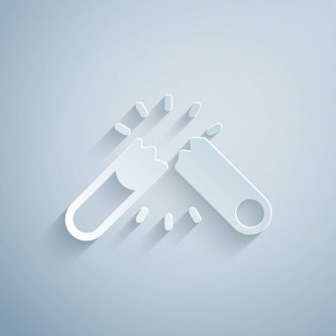 Kağıt kesiği, gri arka planda izole edilmiş kırık sigara ikonu. Tütün tabelası. Sigara içme sembolü. Kağıt sanatı tarzı. Vektör