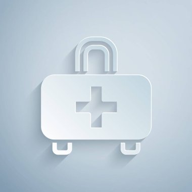 Kağıt kesiği ilk yardım çantası simgesi gri arkaplanda izole edildi. Haçlı sağlık kutusu. Acil durumlar için tıbbi ekipman. Sağlık sigortası konsepti. Kağıt sanatı tarzı. Vektör