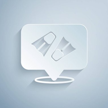 Kağıt kesiği, gri arka planda izole edilmiş yüzme ikonu için plastik yüzgeçler. Dalış ekipmanları. Olağanüstü bir spor. Su altı ekipmanları. Kağıt sanatı tarzı. Vektör