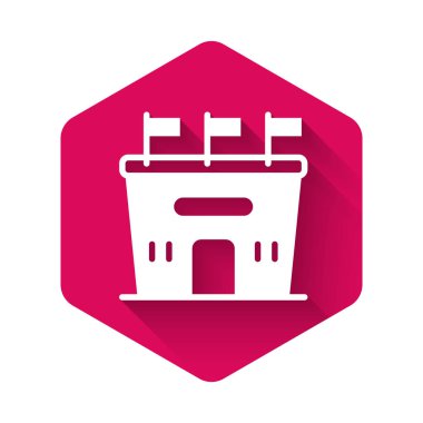 Beyaz Futbol Stadyumu ikonu uzun gölge arkaplanlı. Futbol sahası. Pembe altıgen düğmesi. Vektör