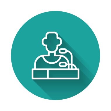 Beyaz çizgi futbolcu basın toplantısı ikonu uzun gölge arkaplan izole. Yeşil daire düğmesi. Vektör