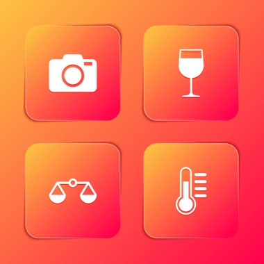 Fotoğraf makinesini, şarap kadehini, adalet terazisini ve termometre simgesini ayarla. Vektör.