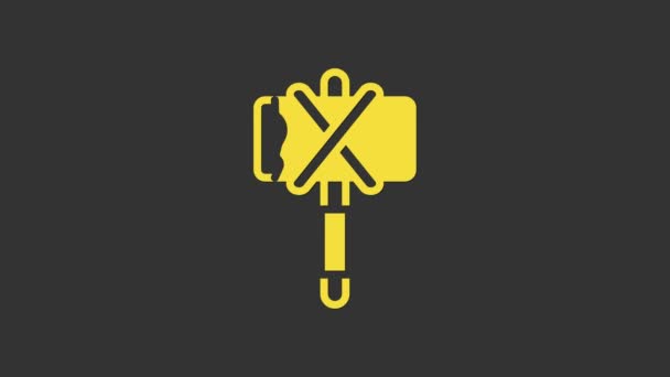 Icono de hacha medieval amarilla aislado sobre fondo gris. Hacha de batalla, hacha ejecutora. Arma medieval. Animación gráfica de vídeo 4K — Vídeo de stock