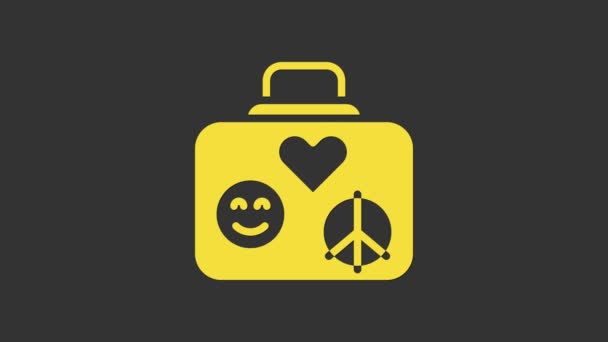 Maleta amarilla para icono de viaje aislado sobre fondo gris. Señal de equipaje de viaje. Estilo hippie retro. Icono de equipaje de viaje. Animación gráfica de vídeo 4K — Vídeo de stock