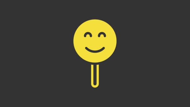 Gul leende ansikte ikonen isolerad på grå bakgrund. Ler känslosam. Glad smiley chat symbol. 4K Video motion grafisk animation — Stockvideo