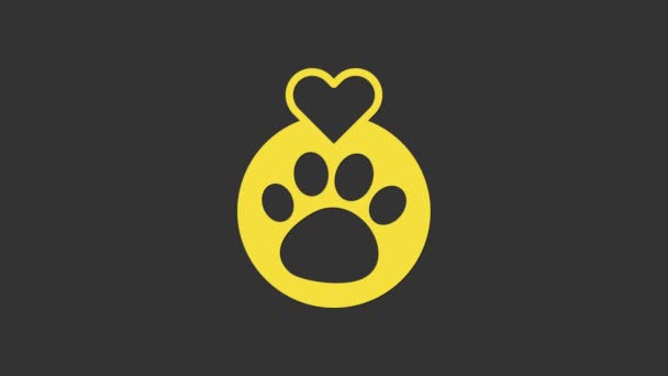 Coração Amarelo com ícone de pegada de animais isolado em fundo cinza. Pata de estimação no coração. Amor aos animais. Animação gráfica em movimento de vídeo 4K — Vídeo de Stock