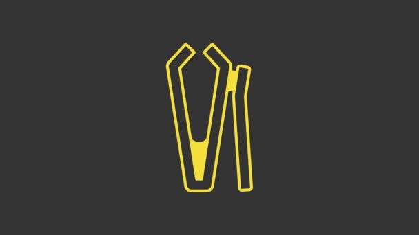 Icono de cortador de uñas amarillo aislado sobre fondo gris. Cortauñas. Animación gráfica de vídeo 4K — Vídeo de stock