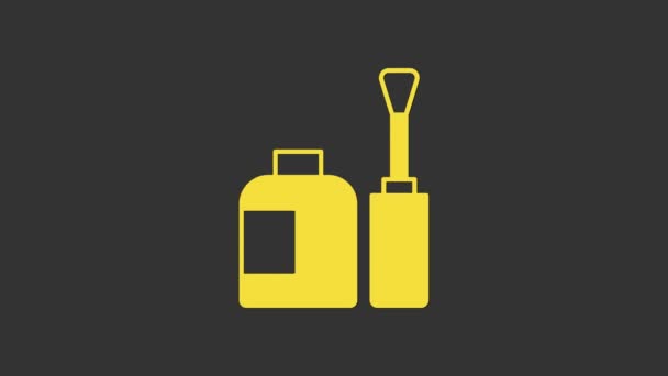 Κίτρινο μπουκάλι βερνίκι νυχιών που απομονώνεται σε γκρι φόντο. 4K Γραφική κίνηση κίνησης βίντεο — Αρχείο Βίντεο