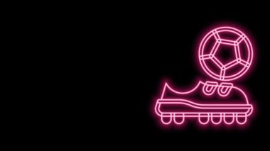 Parlayan neon çizgisi futbol ayakkabısı simgesi siyah arkaplanda izole edildi. Futbol ayakkabıları. Spor futbolu ayak koruması. 4K Video hareketli grafik canlandırması