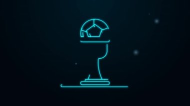 Parlayan neon hattı ödül kupası ve siyah arka planda izole edilmiş futbol topu ikonu. Galibiyet ödülü sembolü. Şampiyonluk ya da yarışma kupası. 4K Video hareketli grafik canlandırması