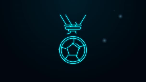 Сяюча неонова лінія Футбольна або футбольна медаль ізольована на чорному тлі. 4K Відео рух графічна анімація — стокове відео