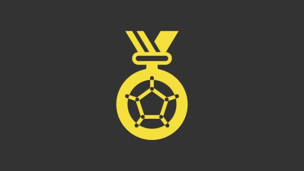 Ícone amarelo da medalha de futebol ou futebol isolado sobre fundo cinza. Animação gráfica em movimento de vídeo 4K — Vídeo de Stock