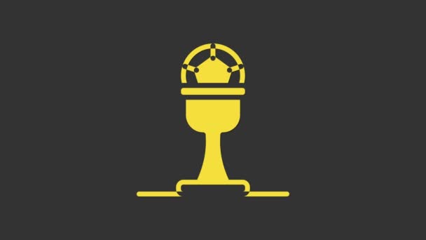 Żółty Puchar Nagród i ikona piłki nożnej izolowane na szarym tle. Symbol zwycięzcy. Mistrzostwa lub trofeum. 4K Animacja graficzna ruchu wideo — Wideo stockowe