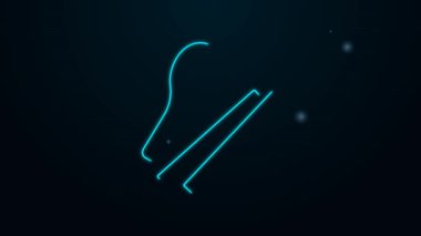 Parlayan neon hattı yemek çubukları simgesi siyah arka planda izole edilmiş. Asya yemekleri için tahta Kore çubukları. Doğulu aletler. 4K Video hareketli grafik canlandırması