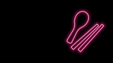 Parlayan neon hattı yemek çubukları simgesi siyah arka planda izole edilmiş. Asya yemekleri için tahta Kore çubukları. Doğulu aletler. 4K Video hareketli grafik canlandırması