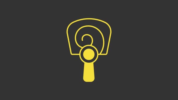 Желтая корейская икона вентилятора руки изолирована на сером фоне. Видеографическая анимация 4K — стоковое видео