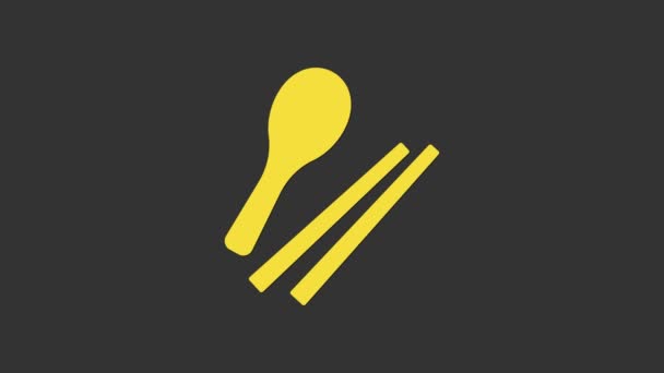 Icono de palillos Yellow Food aislado sobre fondo gris. Palos coreanos de madera para platos asiáticos. Utensilios orientales. Animación gráfica de vídeo 4K — Vídeo de stock