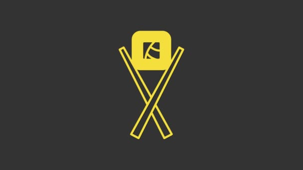 Жовтий суші з іконою паличок ізольований на сірому фоні. Традиційна японська кухня. 4K Відеографічна анімація — стокове відео