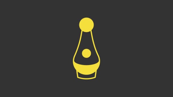 Icono amarillo de la botella de Soju aislado sobre fondo gris. Vodka de arroz coreano. Animación gráfica de vídeo 4K — Vídeos de Stock