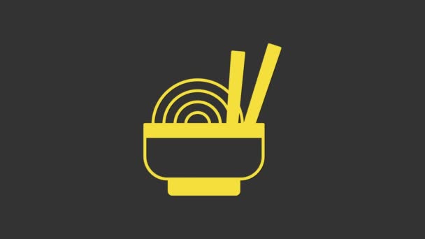 Fideos asiáticos amarillos en tazón y palillos icono aislado sobre fondo gris. Comida rápida callejera. Coreano, japonés, comida china. Animación gráfica de vídeo 4K — Vídeo de stock
