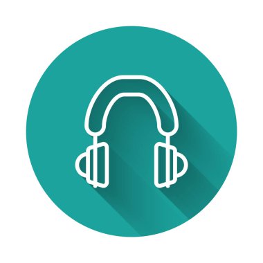 Beyaz çizgi kulaklık simgesi uzun gölge arkaplanı ile izole edildi. Kulaklıklar. Müzik, hizmet, iletişim ve operatör konsepti. Yeşil daire düğmesi. Vektör