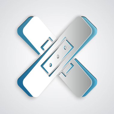 Kağıt kesiği bandaj sıvası simgesi gri arkaplanda izole edilmiş. Tıbbi alçı, yapıştırıcı bandaj, esnek kumaş bandajı. Kağıt sanatı tarzı. Vektör İllüstrasyonu