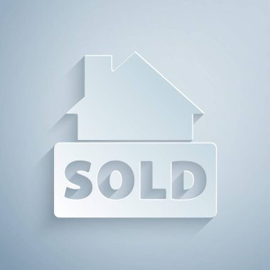 Kağıt kesme işareti ve gri arkaplanda izole edilmiş metin satışı simgesi. Çıkartma satıldı. Tabela satıldı. Kağıt sanatı tarzı. Vektör